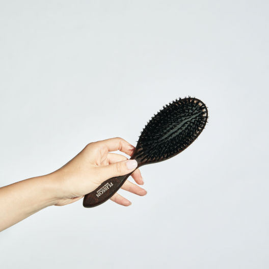 Senior Homme Chauve Avec Brosse à Cheveux à La Maison