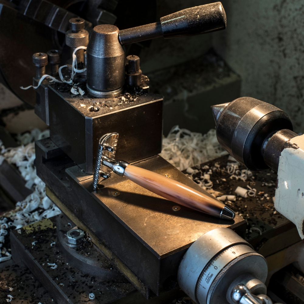 Joris Safety Razor with Horn and Chrome Finish - Plisson