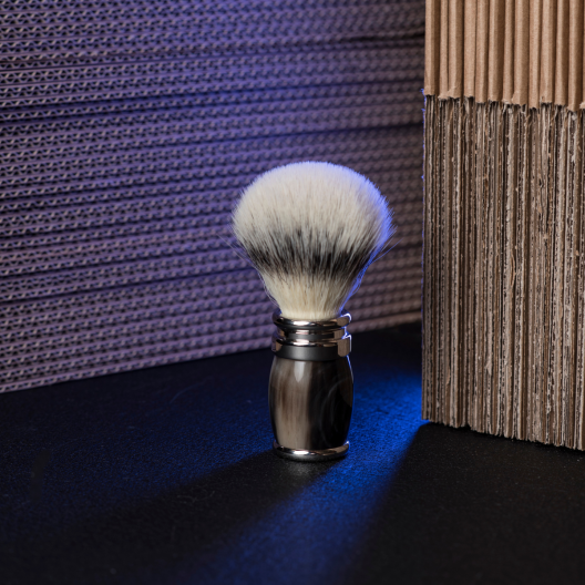 horn and palladium finish and "High Mountain White" fibre shaving brush