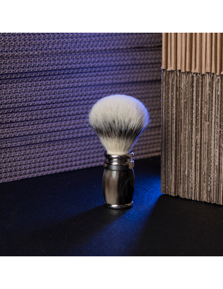horn and palladium finish and "High Mountain White" fibre shaving brush