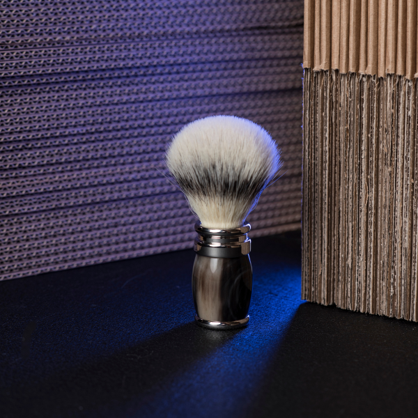 horn and palladium finish and "High Mountain White" fibre shaving brush