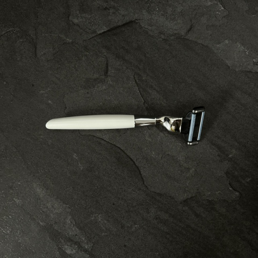 rasierer Essentiel Beinahe Perfekt sport Mach3 lack weiß perlmutt