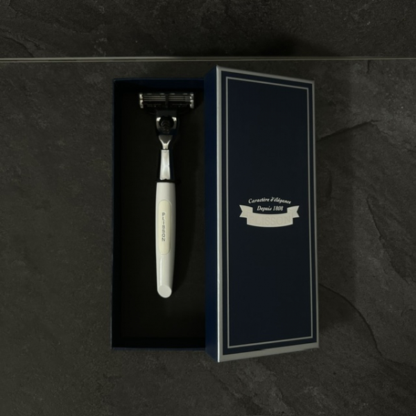 Essentiel Almost Perfect sport Mach3 razor white lacquer