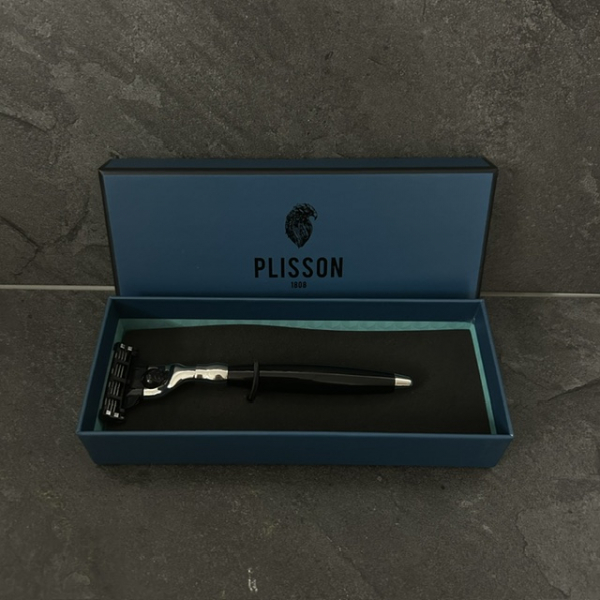 Almost Perfect Black lacquer & palladium mach3 razor