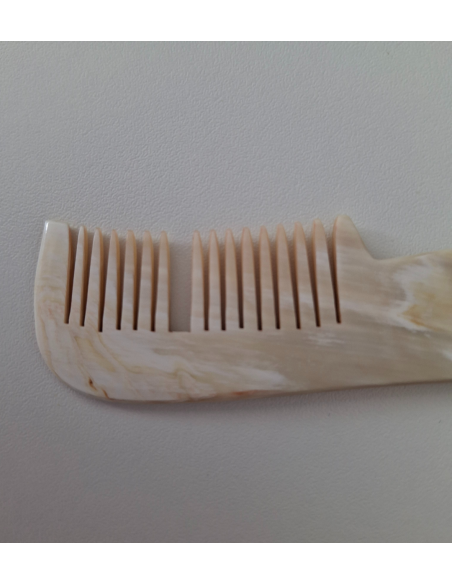 Peigne à Moustache en Corne Presque Parfait