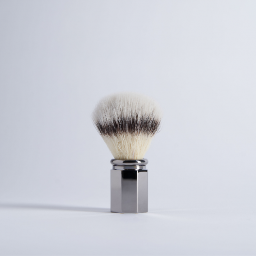 Blaireau Octogonal Fibre 'Blanc Haute Montagne' - Ruthénium