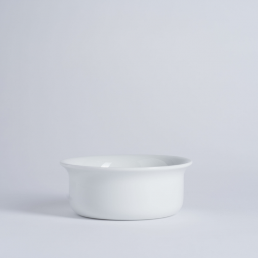 cuenco de porcelana y jabón de afeitar