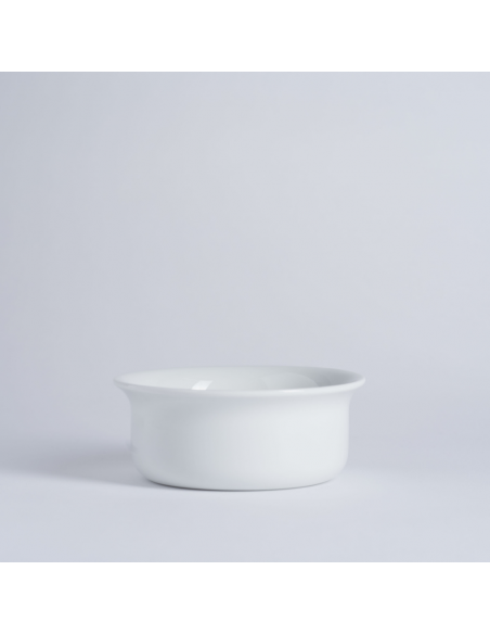 cuenco de porcelana y jabón de afeitar