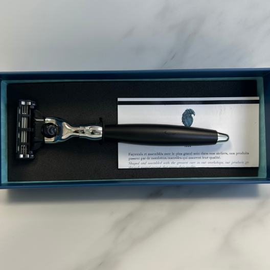 Schwarzer Lack-Mach3-Handrasierer – Plisson 1808