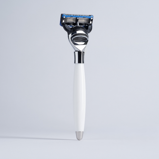 White lacquer and Palladium finish razor Fusion