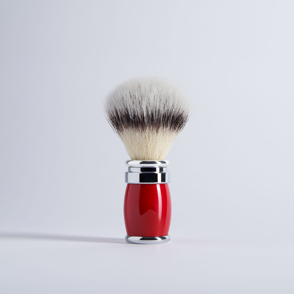 Unscrewable shaving brush in synthetic fibre and lacquered handle