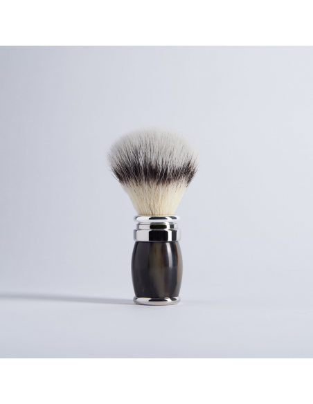 horn and palladium finish and "High Mountain White" fibre shaving brush