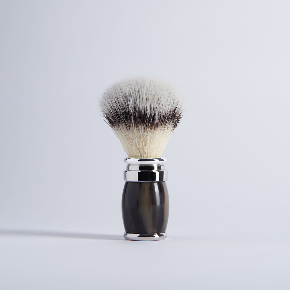 horn and palladium finish and "High Mountain White" fibre shaving brush