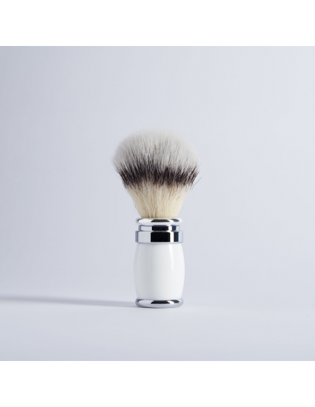 Unscrewable shaving brush in synthetic fibre and lacquered handle