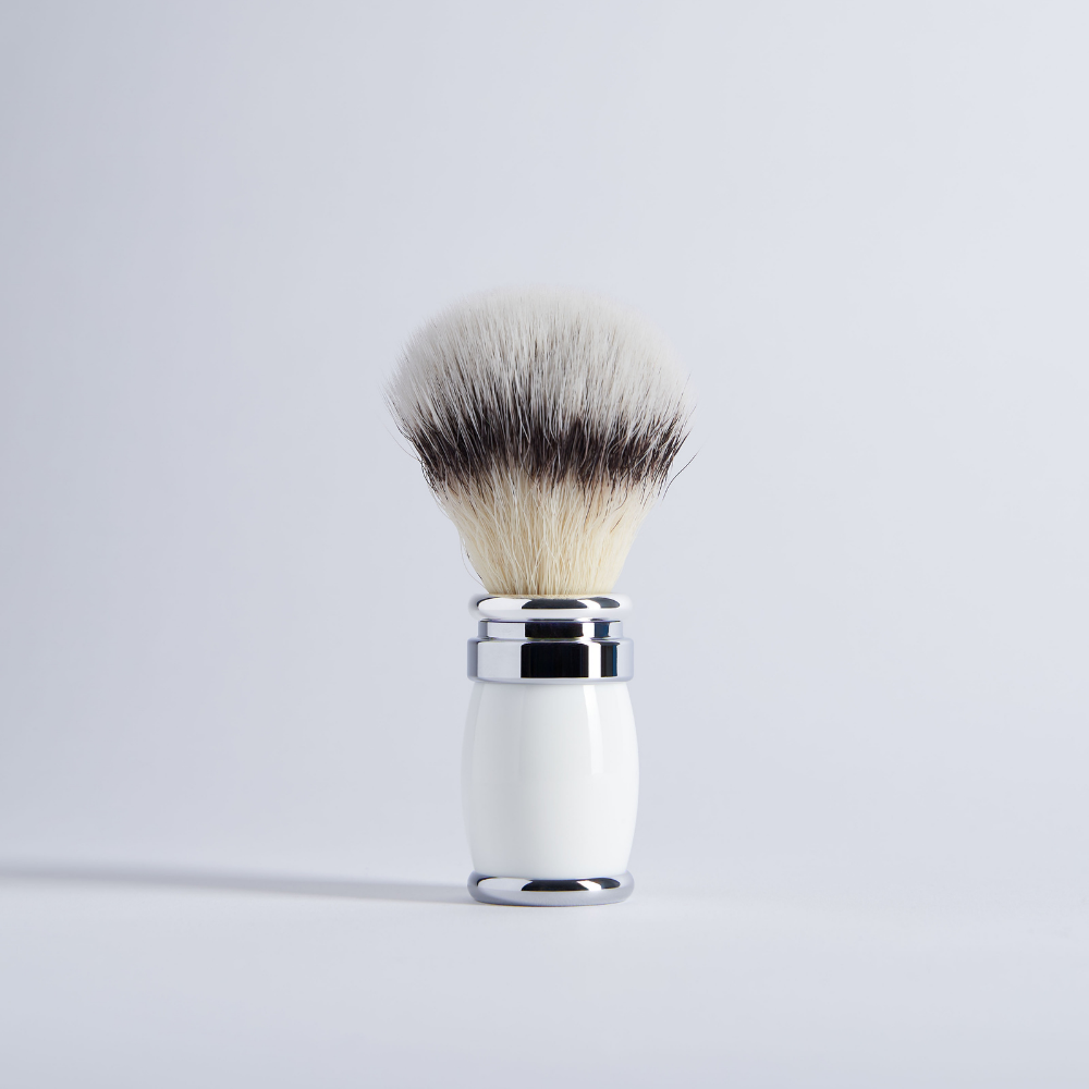 Unscrewable shaving brush in synthetic fibre and lacquered handle