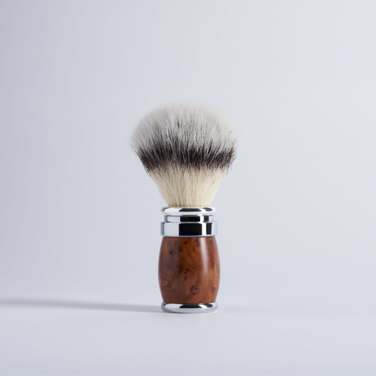 Blaireau en fibre et en bois thuya finition chrome Plisson 1808